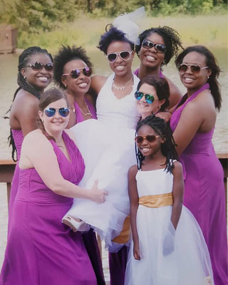 Te' Lavette's bridesmaids all wore sunglasses on her wedding day, in solidarity with Te' who had an eye infection from sleeping in her contact lenses.