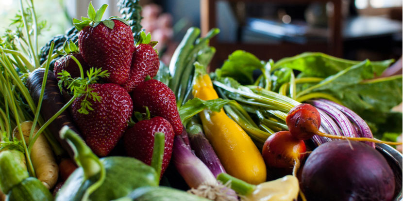Una abundante exhibición de coloridas frutas y verduras en un mercado de agricultores