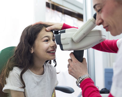 Una joven es examinada por un oftalmólogo en el consultorio.
