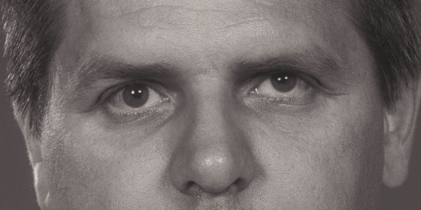 Imagen en blanco y negro del hombre que muestra signos de nistagmo o movimiento ocular involuntario.