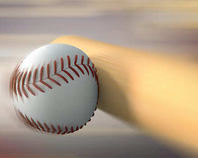 Acercamiento de un bate de béisbol golpeando una pelota de béisbol