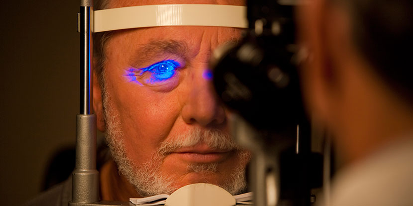 Un paciente que tiene su presión ocular controlada con un tonómetro