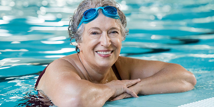 Mujer de edad madura nadando con gafas