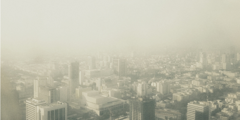 Ciudad con intensa contaminación atmosférica