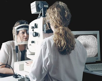 Una mujer recibe angiografía con fluoresceína