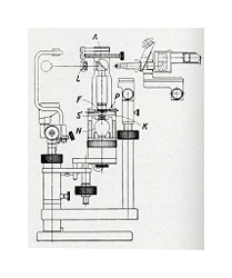 A black and white schematic drawing of a lamp or microscope. The different lenses and pieces are labeled with small black lines and letters.