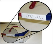 Anteojos protectores mostrando la marca 'ANSI Z87.1'