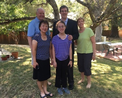 Dana con sus padres y abuelos