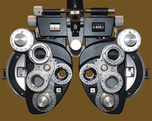 Foróptero que se usa durante un examen de la vista que le indica a su oftalmólogo si necesita anteojos o lentes de contacto.
